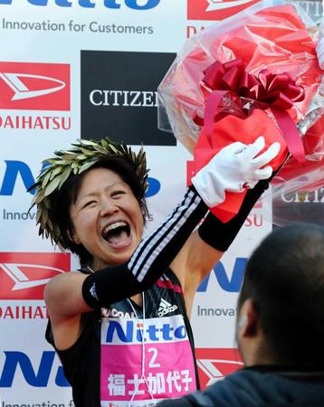 　大阪国際女子マラソンで優勝し喜びを爆発させる福士加代子
