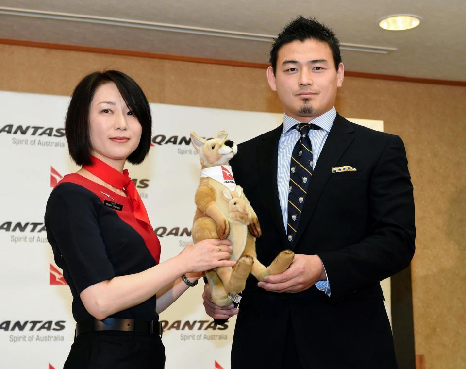 カンガルーのぬいぐるみをカンタス航空のスタッフからプレゼントされた五郎丸＝成田空港（撮影・棚橋慶太）