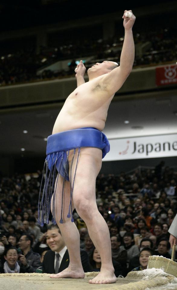 　“ＯＢ戦”で上体を大きく反らせて館内を沸かせた元関脇琴錦の朝日山親方＝両国国技館