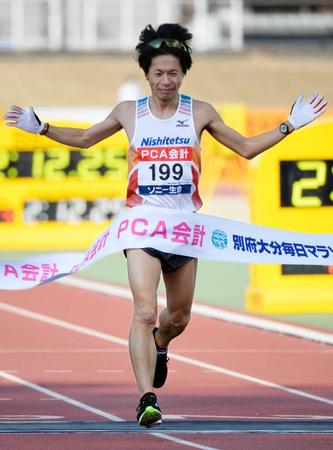 　日本人トップの４位でゴールする石田和也