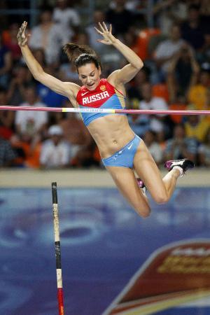 　２０１３年世界陸上選手権の女子棒高跳びで優勝したロシアのエレーナ・イシンバエワ選手＝モスクワ（ＡＰ＝共同）