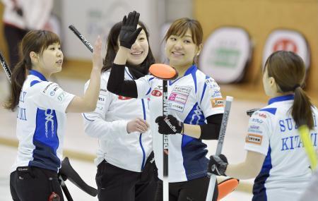 　女子プレーオフ１回戦　北海道銀行-ＬＳ北見　第８エンド、２点を挙げ喜ぶＬＳ北見の（左から）吉田夕、藤沢、吉田知、鈴木＝みちぎんドリームスタジアム