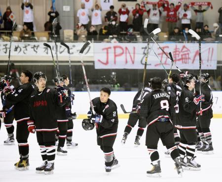 　ルーマニアに完勝しスタンドにあいさつする久慈（中央）ら日本代表の選手たち＝月寒体育館