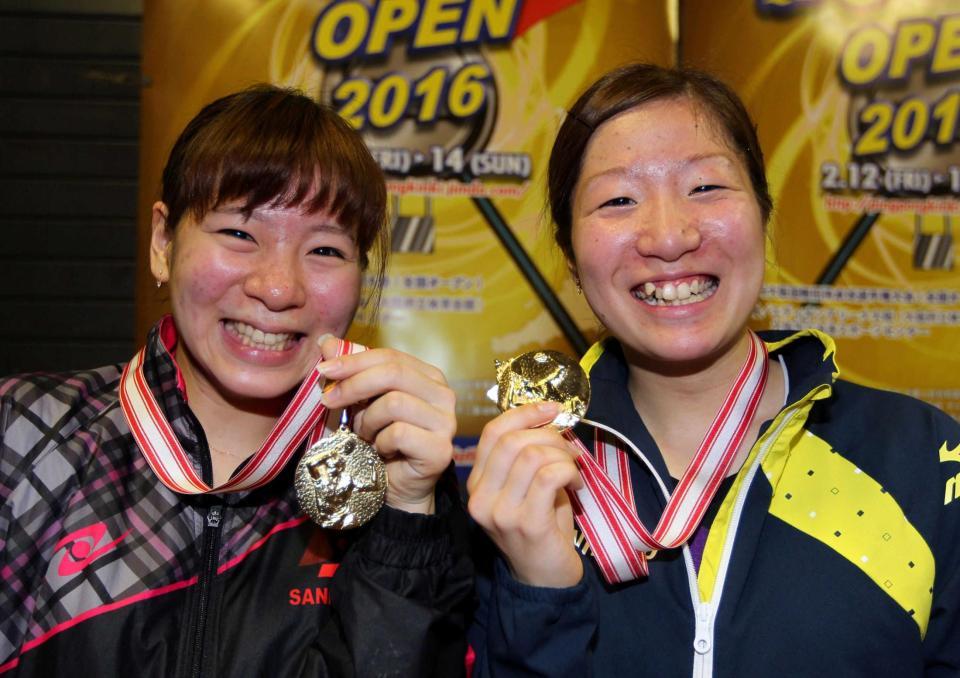 　メダルを手に笑顔を見せる松本優希（左）と平侑里香（撮影・山口登）