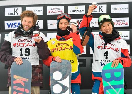 　優勝し、今季２勝目を挙げた青野令。左は２位のマルクス・マリン、右は３位の片山来夢