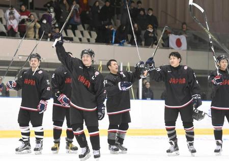 　平昌冬季五輪の最終予選進出を決め、喜ぶアイスホッケー男子日本代表