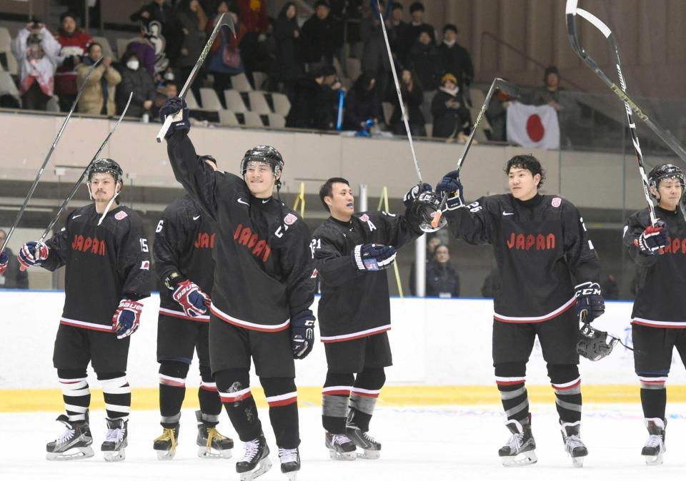 　平昌冬季五輪の最終予選進出を決め、喜ぶアイスホッケー男子日本代表