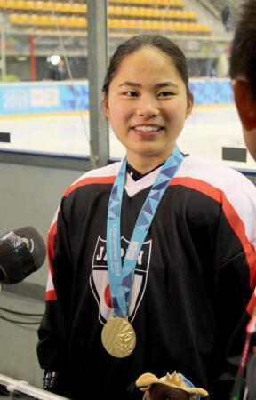 　アイスホッケーのスキルチャレンジ女子決勝で金メダルを獲得し、笑顔の竹中星奈＝リレハンメル（共同）