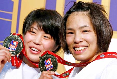 　メダル掲げる志々目（左）と松本