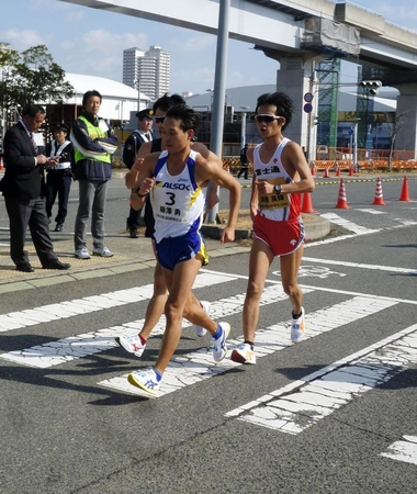 男子20キロ競歩で競り合う（右から）高橋英輝、藤沢勇、松永大介