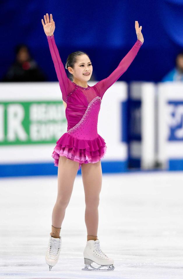 　女子フリーの演技を終え、観客の声援に応える宮原知子（共同）