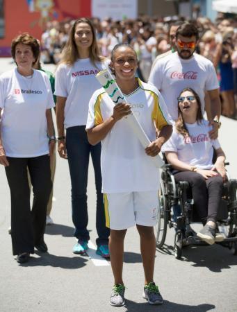 　リオ五輪聖火リレーの発表イベントでトーチを持つ柔道女子ブラジル代表のエリカ・ミランダ＝２４日、リオデジャネイロ（ＡＰ＝共同）