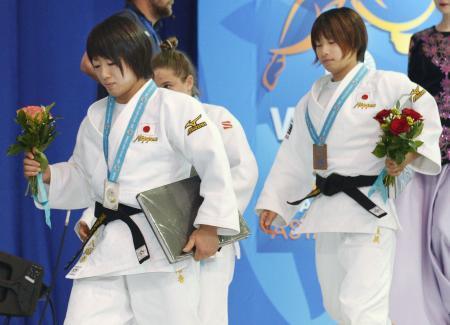 　昨年の世界柔道選手権で女子４８キロ級、２位の浅見八瑠奈（左）と３位の近藤亜美＝２０１５年８月、アスタナ（共同）