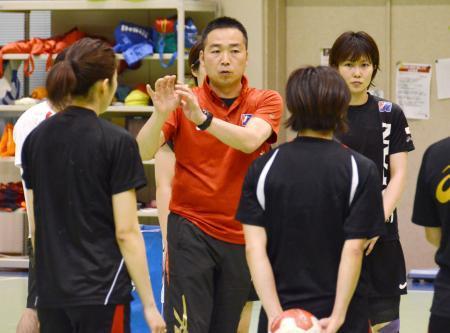 　公開練習で選手に指示を出すハンドボール女子日本代表の栗山監督（中央）＝２日、味の素ナショナルトレーニングセンター