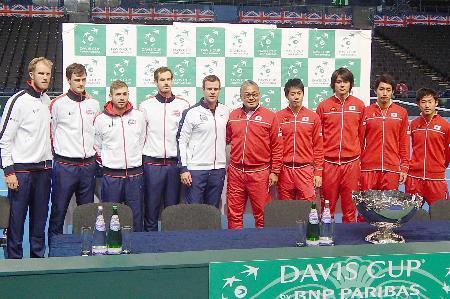 　デ杯開幕前日に記念写真に納まる錦織圭（右から４人目）ら日本代表と、アンディ・マリー（左から４人目）ら英国代表＝３日、バーミンガム（共同）