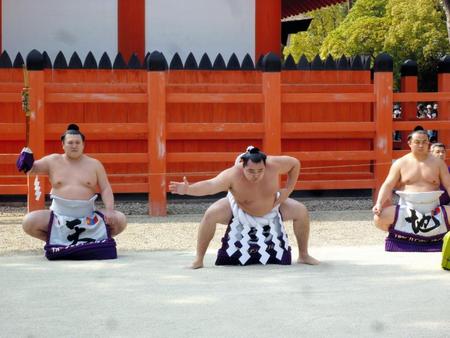 横綱奉納土俵入りを行った鶴竜（中央）。右は露払いの蒼国来、左は太刀持ちの勢