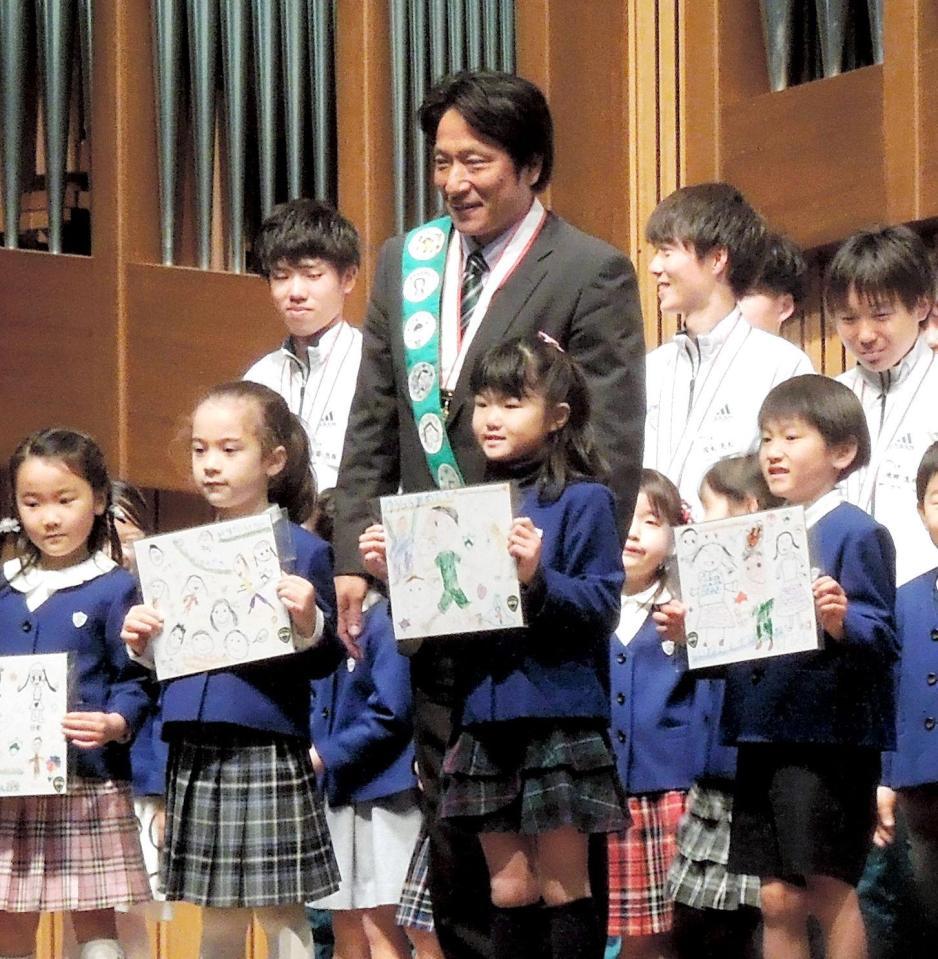 幼稚園児から手作りのタスキを贈られた青学大・原監督（中央）