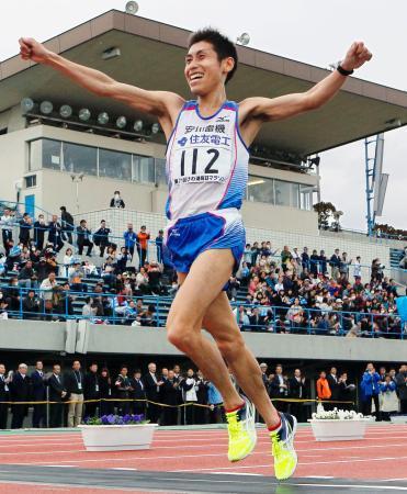 　２時間９分１６秒で日本勢トップの２位でゴールする北島寿典＝大津市皇子山陸上競技場