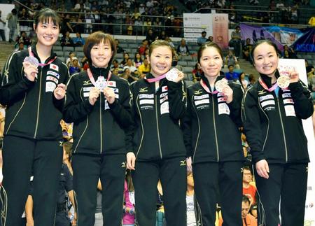 　銀メダルを獲得し、笑顔の（左から）浜本、石川、福原、若宮、伊藤の日本チーム（共同）
