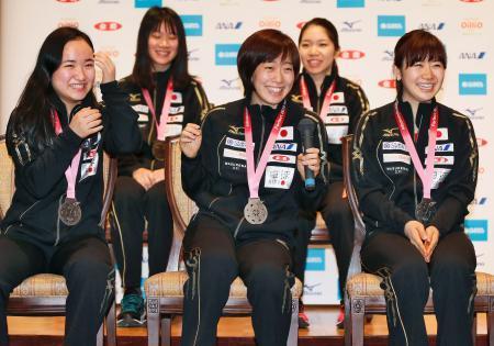 　獲得した銀メダルを胸に、記者会見で笑顔を見せる（前列左から）伊藤、石川、福原ら女子日本代表＝７日午後、千葉県成田市内のホテル