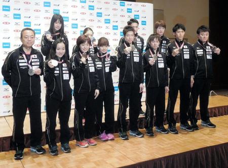 男女ともに銀メダルを獲得した日本代表の（前列左から）村上女子監督、伊藤、石川、福原、水谷、丹羽、吉村、倉嶋男子監督（後列左から）浜本、若宮、大島、松平