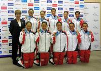 リオ五輪出場権を獲得し、帰国したシンクロ日本代表の（後列左から）井村ＨＣ、林、小俣、中牧、丸茂、田崎、（前列左から）箱山、三井、乾、吉田、中村