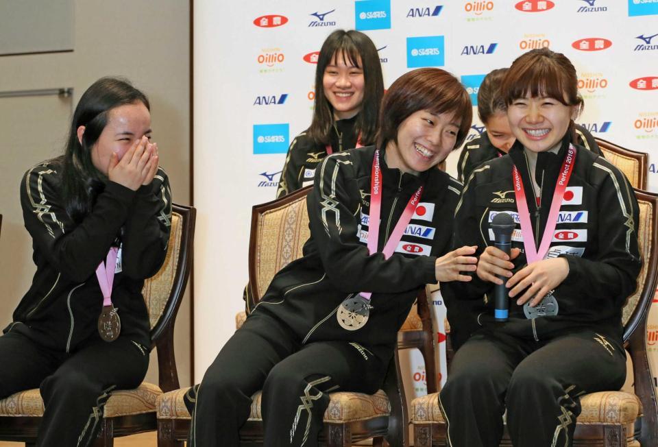 　記者会見で明るい笑顔を見せる（左から）伊藤美誠、石川佳純、福原愛