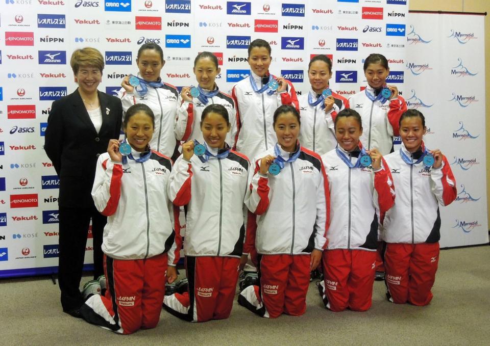リオ五輪出場権を獲得し、帰国したシンクロ日本代表の（後列左から）井村ＨＣ、林、小俣、中牧、丸茂、田崎、（前列左から）箱山、三井、乾、吉田、中村