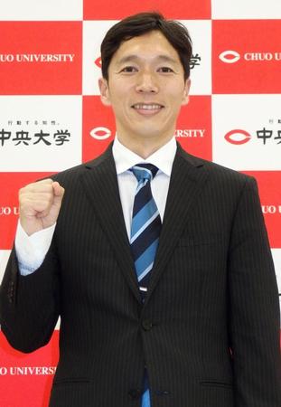 　現役引退と、中大の陸上部駅伝監督就任を発表した記者会見の後、ポーズをとる藤原正和