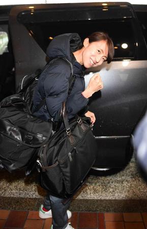 　宿舎に到着し、報道陣に笑顔を見せる木崎良子