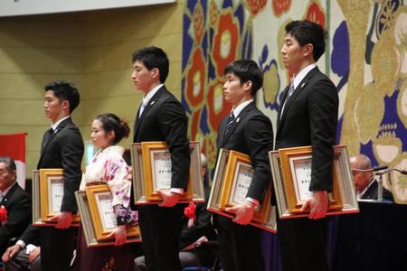 日体大の卒業式で表彰を受ける（左から）荒井陸、鶴見虹子、福島丈貴、長谷川智将、飯田純士＝東京・世田谷の日体大