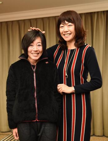 宿舎に到着し、記者会見場で高橋尚子さん（右）に頭をなでられる野口みずき