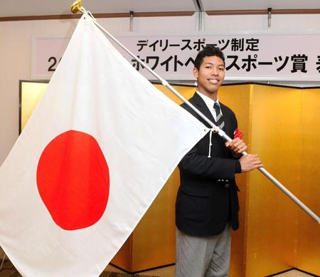 　日の丸を手にリオ五輪での活躍を誓うサニブラウン・アブデル・ハキーム