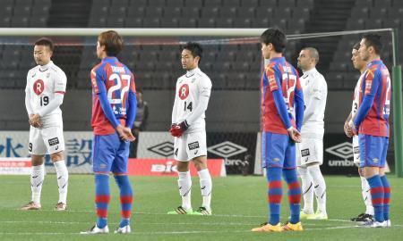 　東日本大震災から５年、試合前に黙とうするＦＣ東京、神戸の両イレブン＝１１日、味の素スタジアム