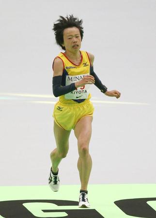　４位でゴールする清田真央＝ナゴヤドーム