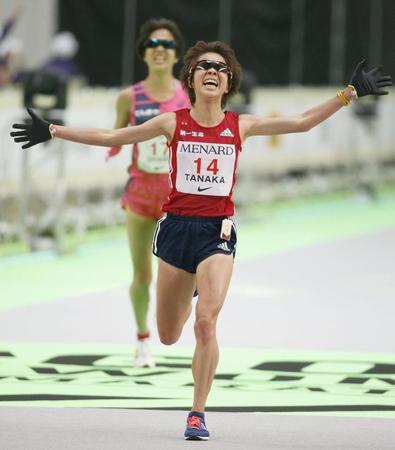 　リオ五輪女子マラソン代表の最終選考会を兼ねた名古屋ウィメンズマラソンで、日本勢トップの２位に入った田中智美。後ろは３位の小原怜＝13日、ナゴヤドーム