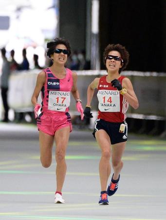 最後の直線、田中智美（右）と小原怜のデッドヒート＝３月１３日