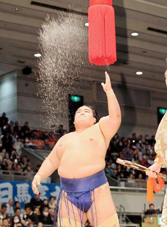 大きく塩をまく琴奨菊＝エディオンアリーナ大阪（撮影・北村雅宏）