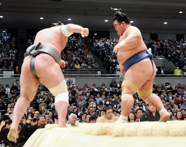 綱とりの琴奨菊が初日から４連勝