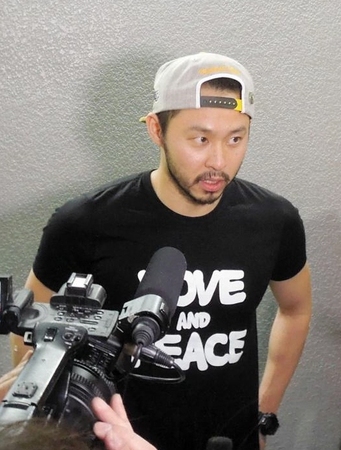 高地合宿から帰国した北島康介＝成田空港