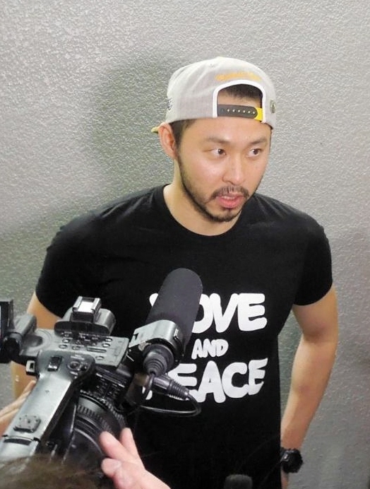 高地合宿から帰国した北島康介＝成田空港