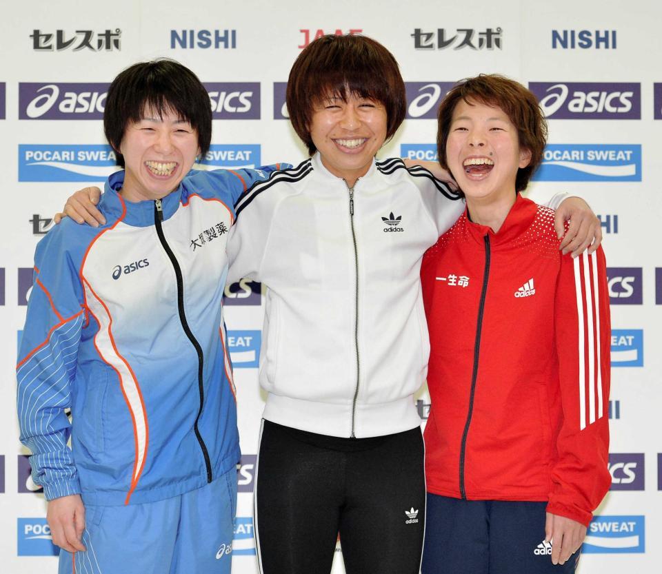 　リオ五輪のマラソン代表に決まり、笑顔を見せる（左から）伊藤舞、福士加代子、田中智美