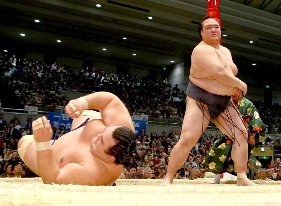 　琴奨菊（左）を突き落としで破る稀勢の里