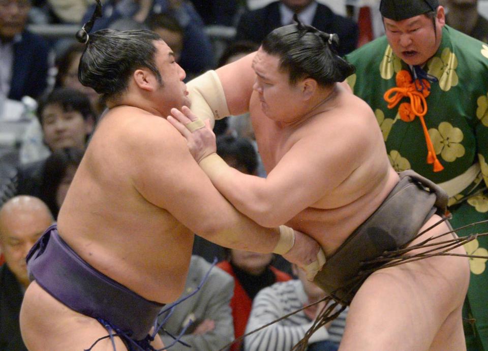 　栃煌山（左）を強烈にかち上げる白鵬