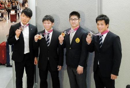 　レスリング男子で、リオ五輪出場枠を獲得し帰国した（左から）高谷、樋口、井上、太田