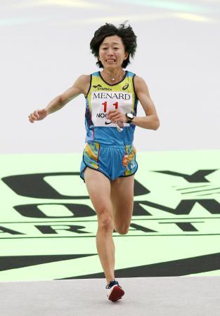 　名古屋ウィメンズマラソンで、２３位でゴールする野口みずき＝１３日、ナゴヤドーム