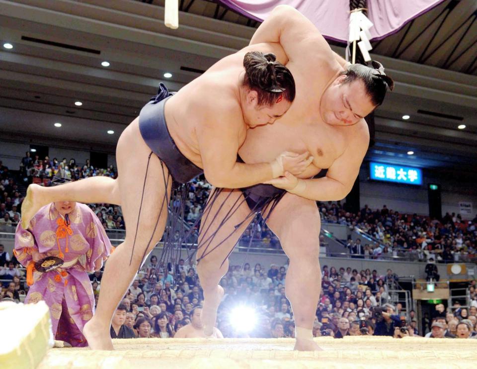 　鶴竜（左）を小手投げで破り全勝を守った稀勢の里