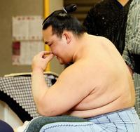 支度部屋で鼻を触る稀勢の里＝エディオンアリーナ大阪（撮影・北村雅宏）