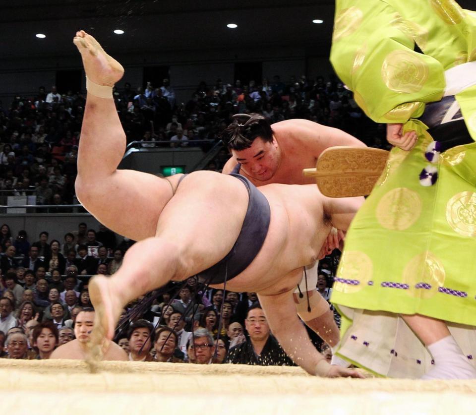 日馬富士（奥）にはたき込みで敗れる稀勢の里＝エディオンアリーナ大阪（撮影・北村雅宏）