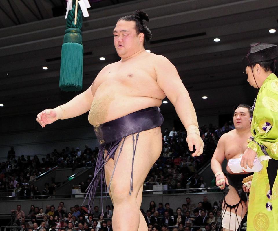 日馬富士（奥）にはたき込みで敗れ、ガックリの稀勢の里＝エディオンアリーナ大阪（撮影・北村雅宏）